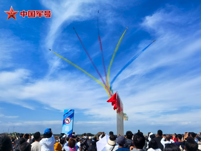 中國戰機與紅旗絕美同框！
