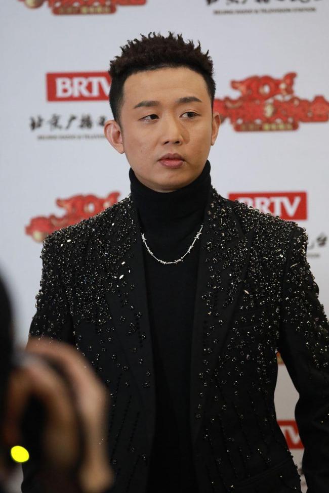 杨博文跳舞 土味舞蹈引发的养成系狂欢_娱乐频道_中华网
