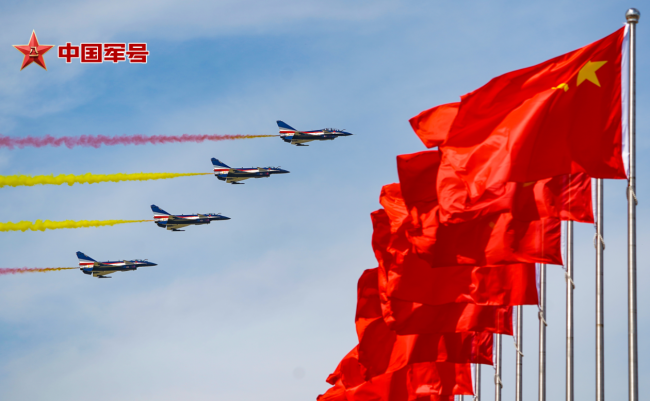 中國戰機與紅旗絕美同框！