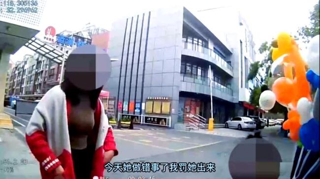 女子路遇卖编气球小摊 花篮只要5块 教育方式引热议