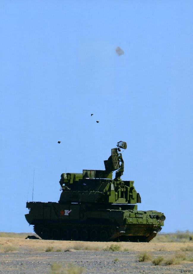 塞尔维亚阅兵现场安保演示上演枪战 地缘政治下的战略抉择