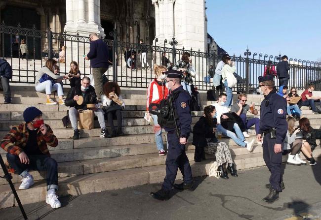 法國(guó)人為何熱衷“走上街頭” 抗議財(cái)政緊縮政策