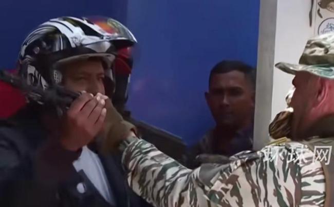 委内瑞拉防长亲自给民众发枪 应对帝国主义威胁