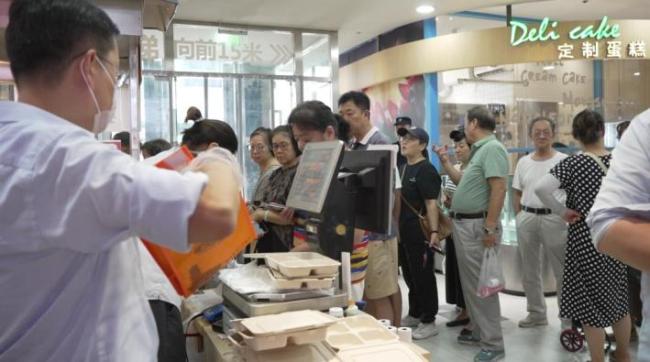 上海老字号月饼销售迎来小高峰 现烤月饼热度不减