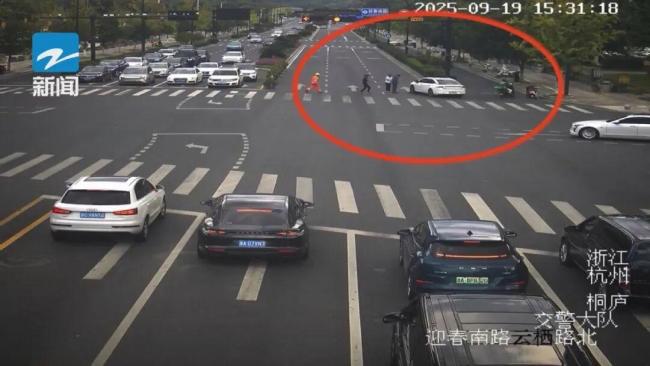 桐庐街头15岁女孩被卷入车底，数十人合力救援 瞬间集结撑起生命希望