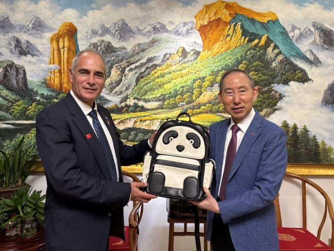 龙宇翔向努涅斯赠送“友谊使者”