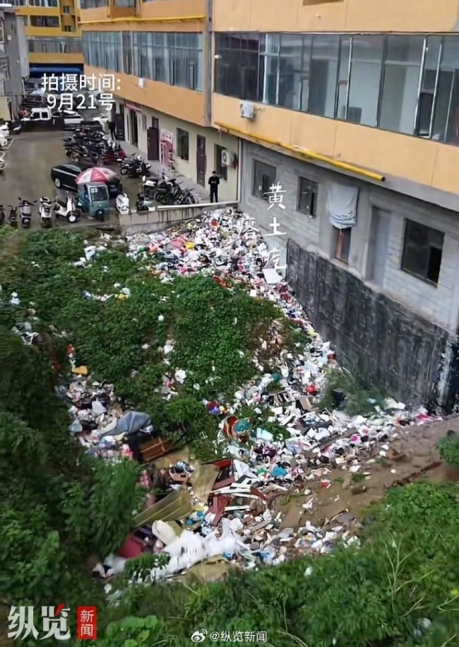 吕梁一小区内出现露天垃圾坑
