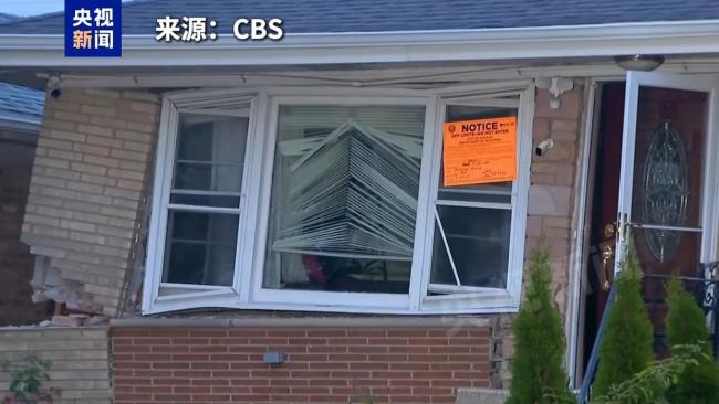 美国芝加哥一公交大巴深夜撞歪民宅 