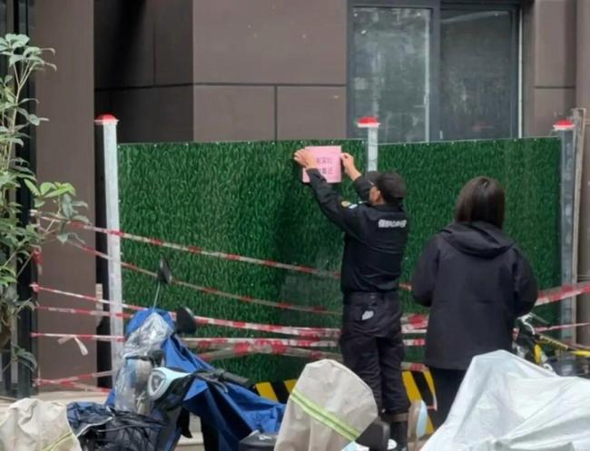 男童通风井坠亡小区增贴多处标语 安全隐患引发整改