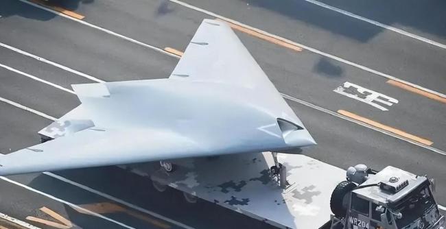 专家：福建舰三型舰载机分工明确 展现海上空中力量