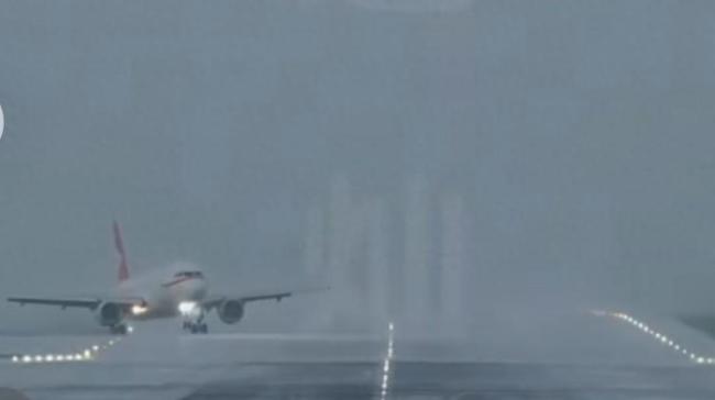 天津航空航班降落时偏出跑道 雨天触底引发关注