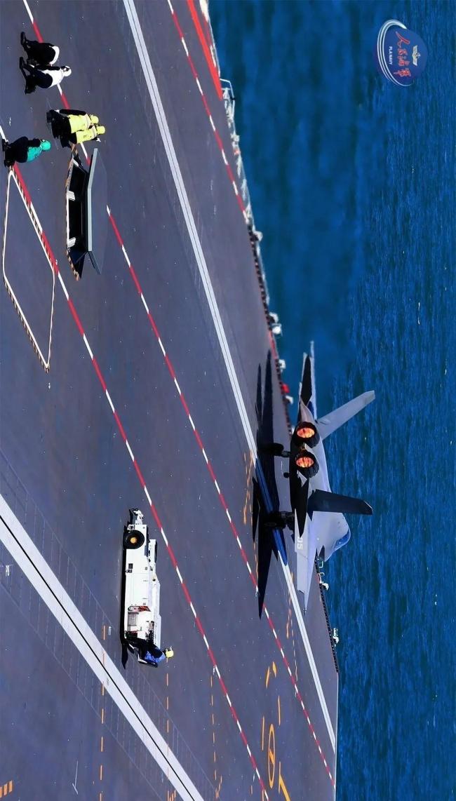 福建舰成功完成电磁弹射有多震撼 三型舰载机首秀成功