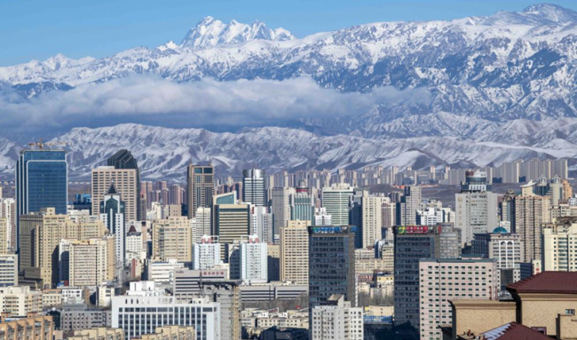 天山腳下的烏魯木齊市城區(qū)一角。