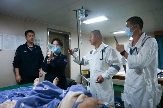 舟师亚丁湾海域遑急挽回一商船船员 彰显就业担当