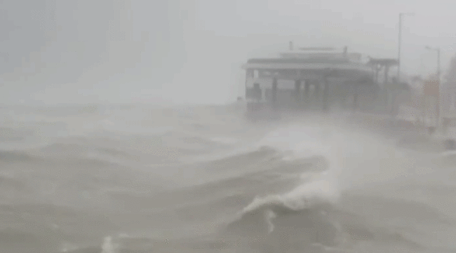 香港定翼机拍到“桦加沙”台风眼壁清晰画面
