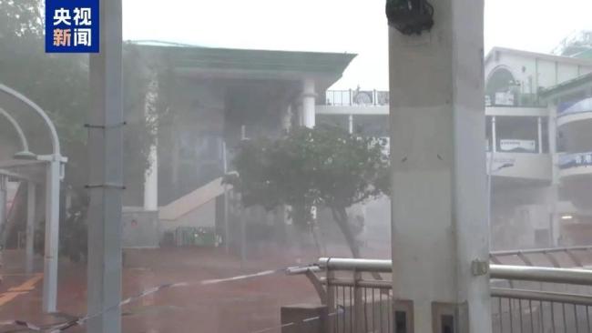 桦加沙袭港洪流冲破旅馆加固玻璃门 香港遇到十号风球