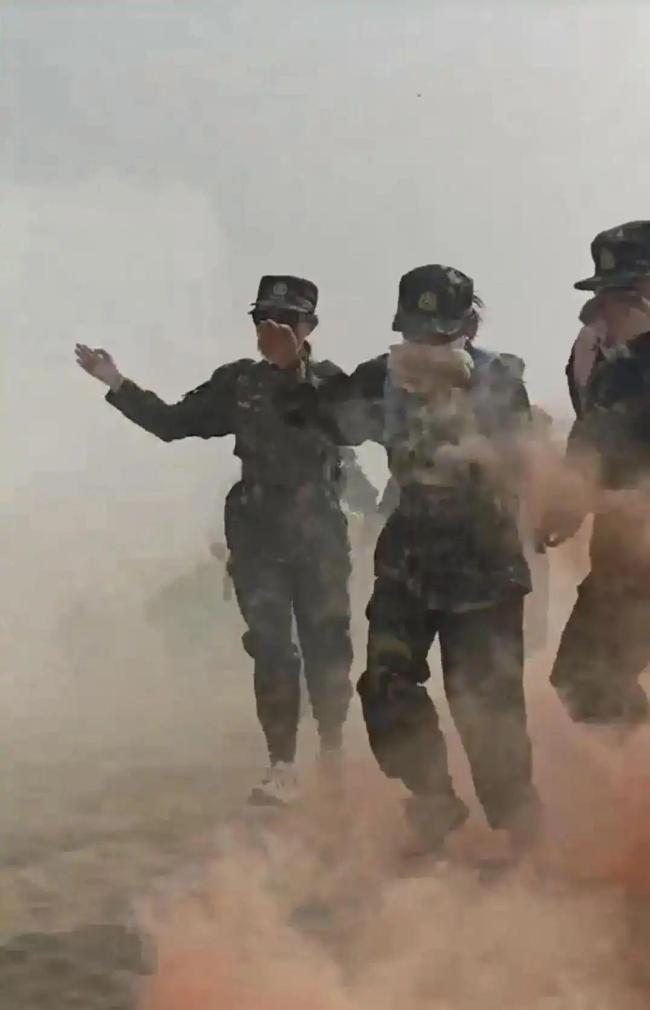 塔里木大学新生军训穿越12公里沙漠 重走“沙海老兵”路