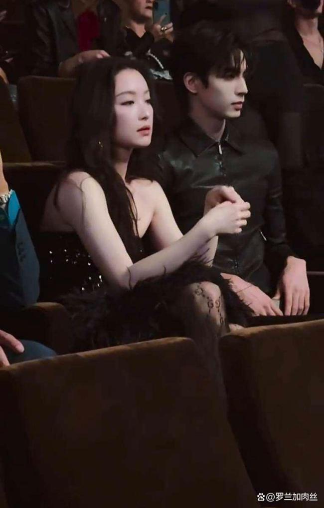 倪妮挽宋威龙胳背 米兰时装周亲密同业