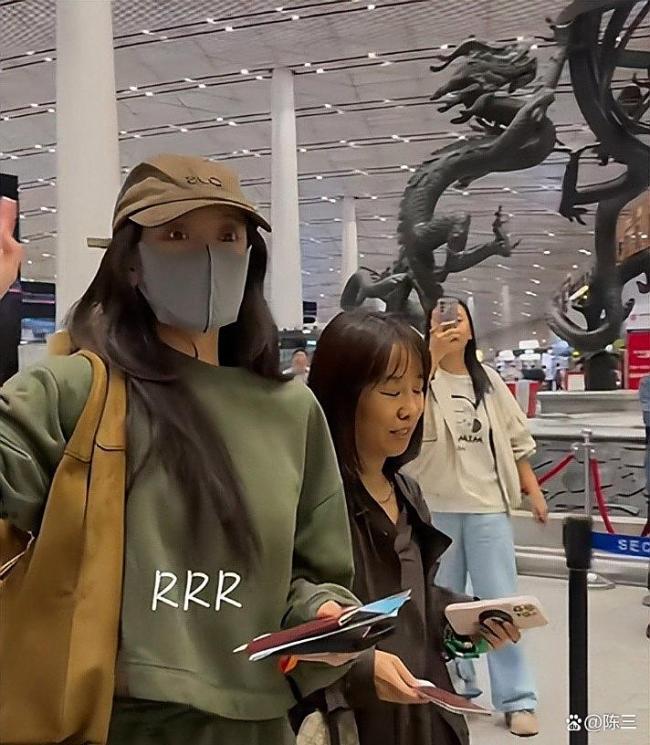 米兰街头偶遇关晓彤 时装周风姿迷东说念主