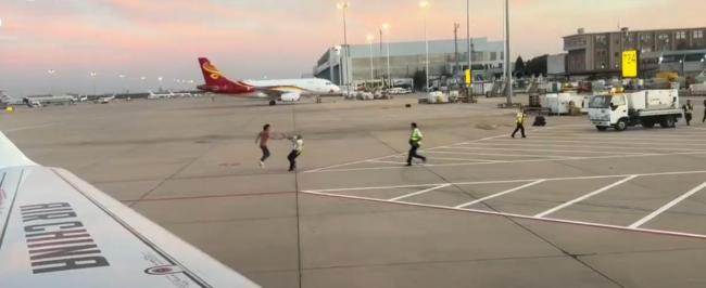 男子登机前绕着飞机跑被警方抬走 涉及其他案件处理中