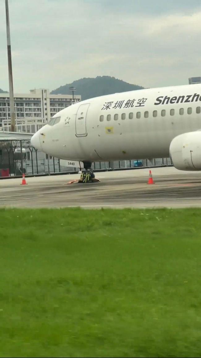 深圳机场一飞机被“五花大绑” 防超强台风“桦加沙”