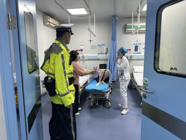 广东孕妇台风夜紧急送往医院生产 深惠两地交警接力护航