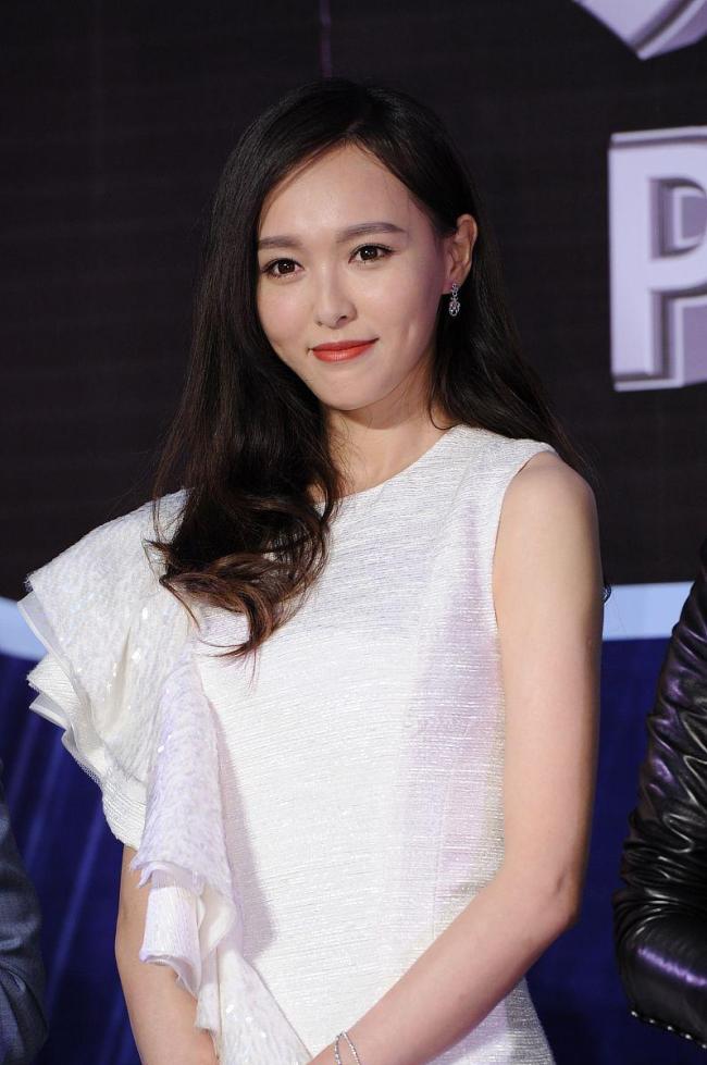 唐嫣时装周造型路透 轻松感与明艳感的双重博弈