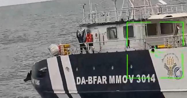 菲船侵闯黄岩岛被水炮喷射后举白旗 菲方挑衅遭反制