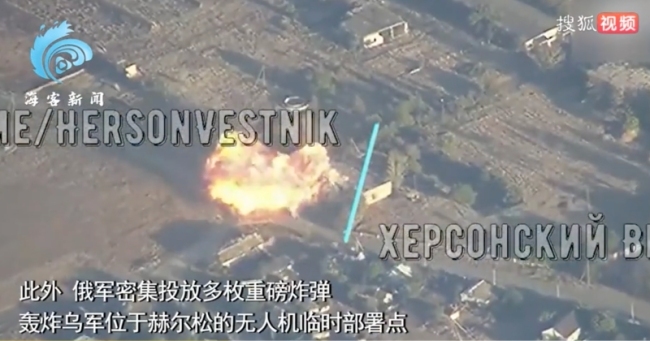 俄军投放3吨级炸弹轰炸乌机械化旅：炸弹剧烈爆炸 浓烟大片弥漫