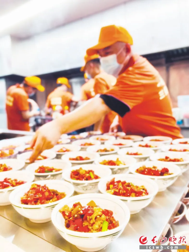 食堂阿姨有事关店档口暖心留免费餐