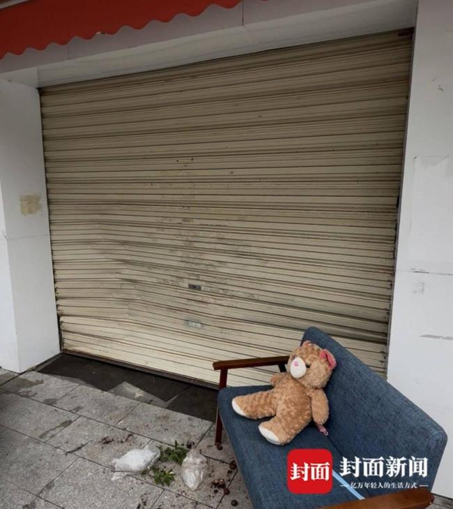 珠海司机台风天驾车造浪被拘10日 涉水行驶致商铺受损