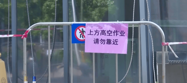 东莞一大厦有工人大风天高空作业 惊险视频刷爆社交平台