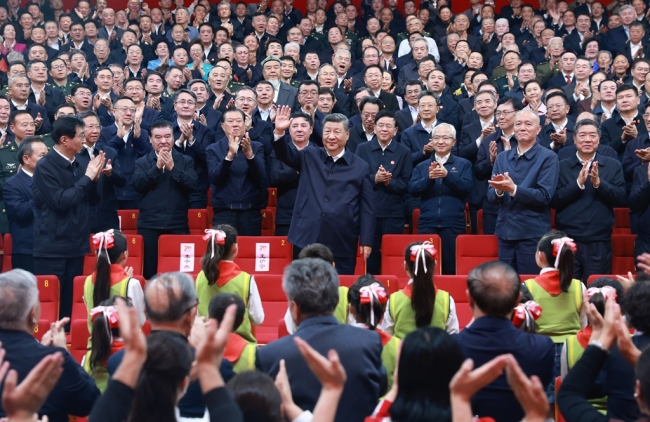 習(xí)近平觀看慶祝新疆維吾爾自治區(qū)成立70周年文藝晚會(huì)《美麗新疆》