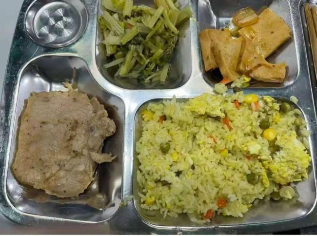 偷着给孩子带饭的上海家长们 校园餐的地下战争