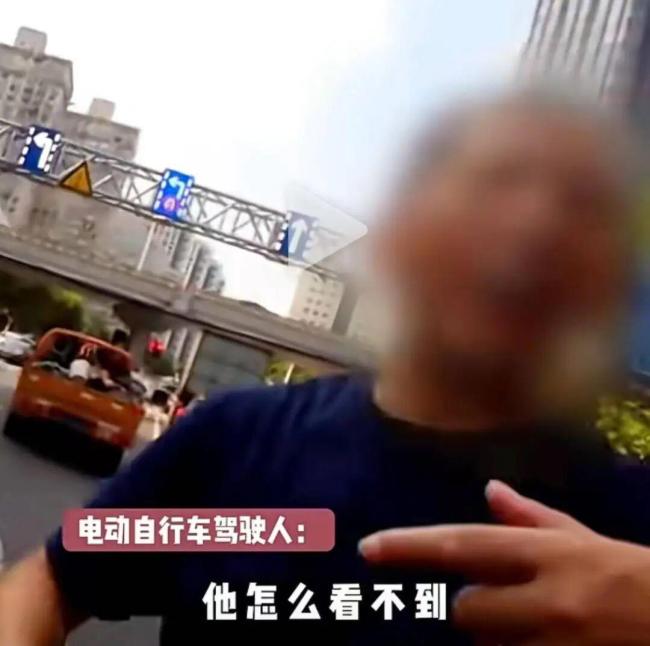 男子闯红灯被撞后怒吼被交警教育 教科书式执法获赞