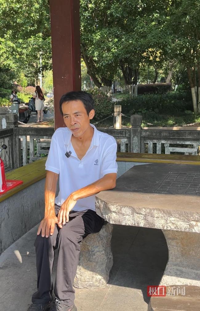 鸡排哥手臂布满烫伤伤疤