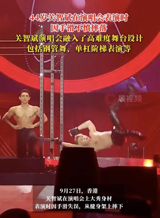 夸表演时不小心跌倒，他的手滑过，错过了吸引