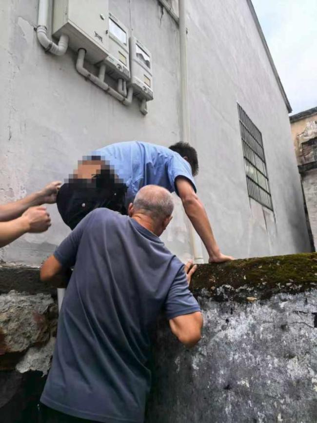 浴室灯亮了一天一夜 邻居报警了 独居老人被困获救