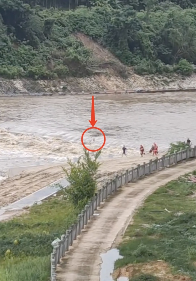 女童被激流冲走 消防公安合力营救