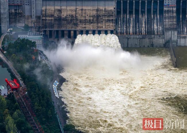 应对持续秋雨，丹江口水库开启六孔泄洪