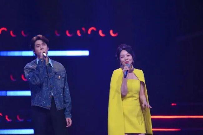 闫妮说挺适合Mojito这首歌 舞台互动成亮点