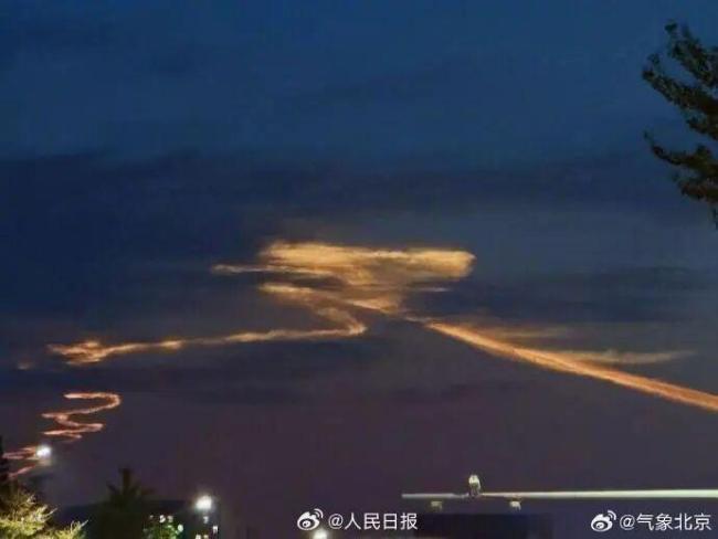 京津冀地区上空出现奇特云彩