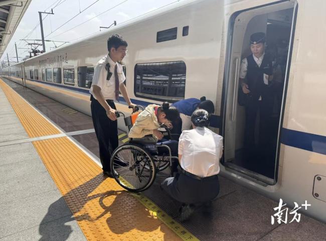 列车临停3分钟 紧急救助患病旅客 车站快速响应