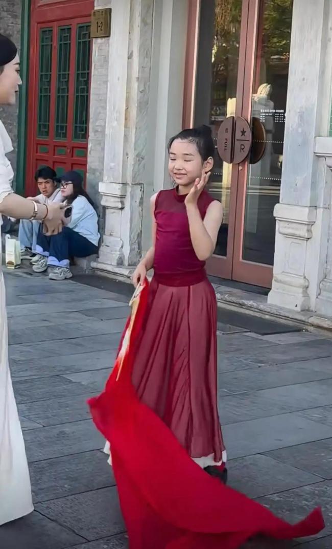 『董璇』小酒窝合体跳《<strong>技能五子棋</strong>》 母女齐舞欢乐多