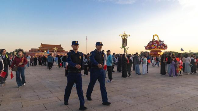 国庆升旗背后的“火焰蓝” 守护与服务并行