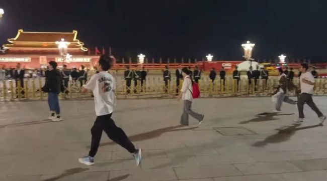 天安门广场举行国庆升旗仪式 五湖四海共庆祖国生日