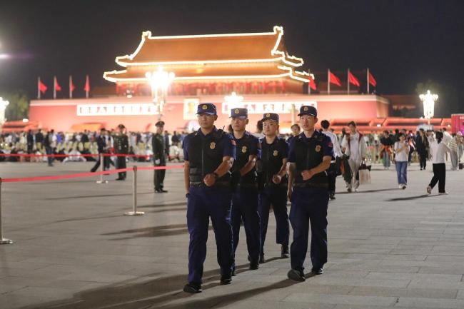 国庆升旗背后的“火焰蓝”