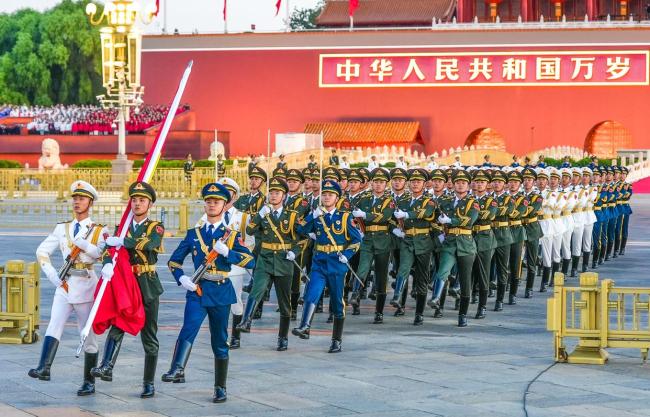 天安門廣場(chǎng)放飛1萬只和平鴿 共慶祖國(guó)76華誕