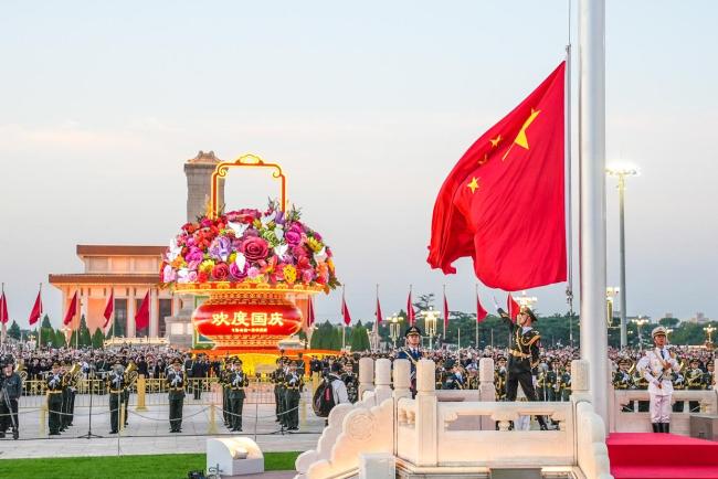 今晨12.1万人天安门广场看升国旗 共庆祖国76华诞
