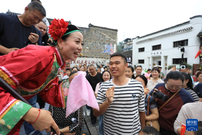 假期释放文旅消费热情 各地景区人潮如织